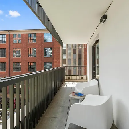 Doki Living - Foodhall & Parking By Downtown Apartament *