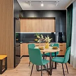 Doki Living - Foodhall & Parking By Downtown 4* 그단스크
