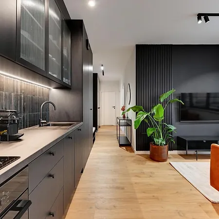 Ξενοδοχείο με διαμερίσματα Doki Living - Foodhall & Parking By Downtown 4*