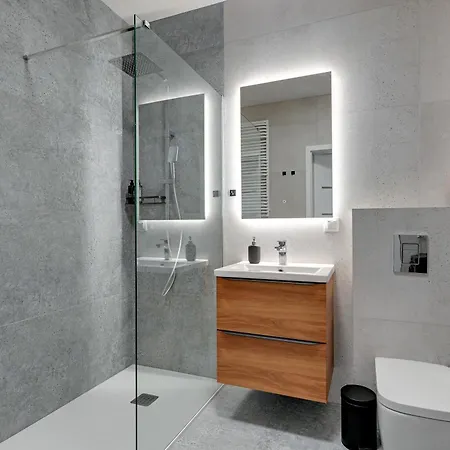 Doki Living - Foodhall & Parking By Downtown 4* Gdańsk
